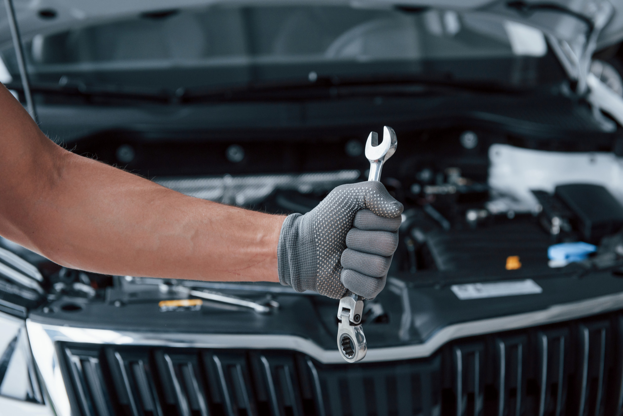 Coche siendo reparado